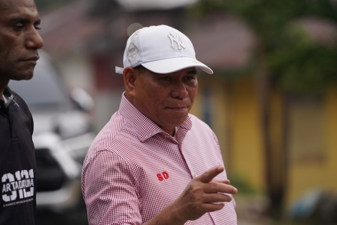 Bupati Fakfak. Samaun Dahlan dijadwalkan berkunjungan ke Distrik Weri untuk meninjau Karhutlah dan mendistribusikan air bersih kepada masyarakat yang kini mengalami kekeringan, kunjungan ini merupakan bentuk kepedulian dan misi kemanusiaan, foto ; rustam rettob/mataradarindonesia.com