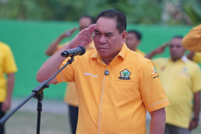 Ketua DPD Golkar Papua Barat. Samaun Dahlan. saat memberikan penghormatan pada pelaksanaan upacara Ziarah ke TMP. 20 Oktober 2026. HUT Ke-62 Partai Golkar. foto ; rustam rettob/mataradarindoensia.com