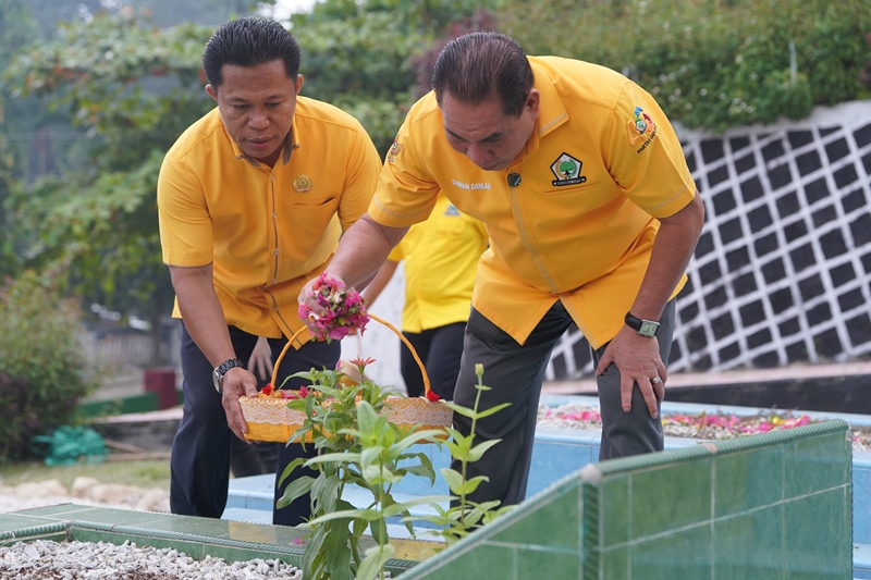 Ketua DPD Golkar Papua Barat didampingi Sekretaris DPD Golkar Kabupaten fakfak saat melakukan penaburan bungan di Taman Makam Pahlawan dalam rangka HUT Ke-62 Partai Golkar. 20 Oktober 2026, foto ; rustam rettob/mataradarindonesia.com