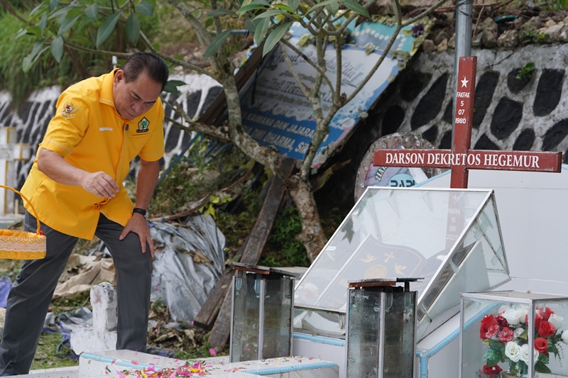 Ziarah ke Makam Mantan Kepala Distrik Kramomongga. Darson Hegemur dalam rangka memperingati HUT Ke-62 Partai Golkar. 20 Oktober 2026 foto ; rustam rettob/mataradarindonesia.com.