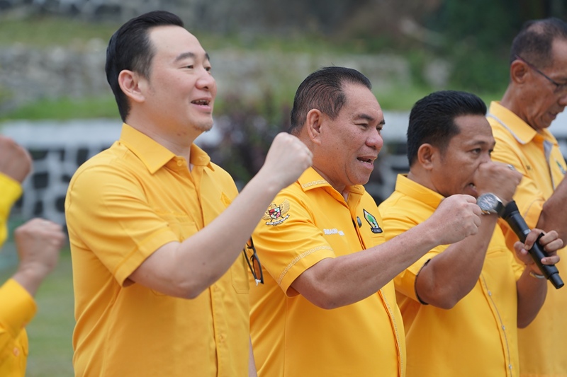 Ketua DPD Golkar Papua Barat. Samaun Dahlan didampingi Bendahara DPD Golkar Papua Barat. Kelvin S. Winata. turut hadir Sekretarsi dan jajaran DPD Golkar Kabupaten Fakfak mengikuti Ziarah ke TMP dalam rangka memperingati HUT Ke-62 Partai Golkar, 20 Oktober 2026, foto ; rustam rettob/mataradarindonesia.com