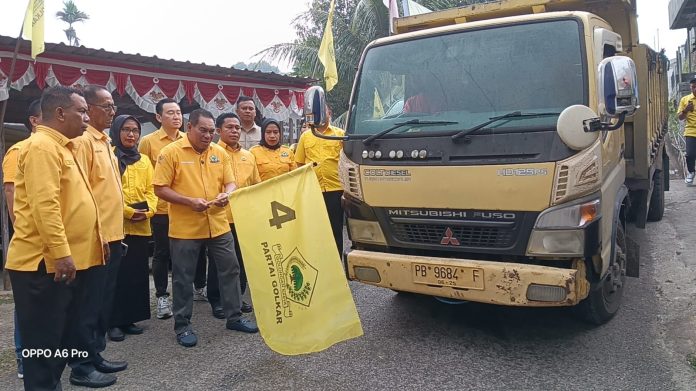 Ketua DPD Golkar Papua Barat. Samaun Dahlan didampingi Bendahara DPD Golkar Papua Barat. Kelvin S. Winata. turut hadir Sekretarsi dan jajaran DPD Golkar Kabupaten Fakfak melaunching pendistribusian air bersih kepada rumah ibadah (Masjid dan Gereja) serta RSUD Fakfak dalam rangka memperingati HUT Ke-62 Partai Golkar, 20 Oktober 2026, foto ; rustam rettob/mataradarindonesia.com