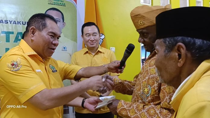 Ketua DPD Golkar Papua Barat memberikan SANTUNan kepada Veteran dan Sesepuh Golkar di Fakfak, Peduli Sesama, Berbagi Bersama. foto ; rustam rettob/mataradarindonesia.com